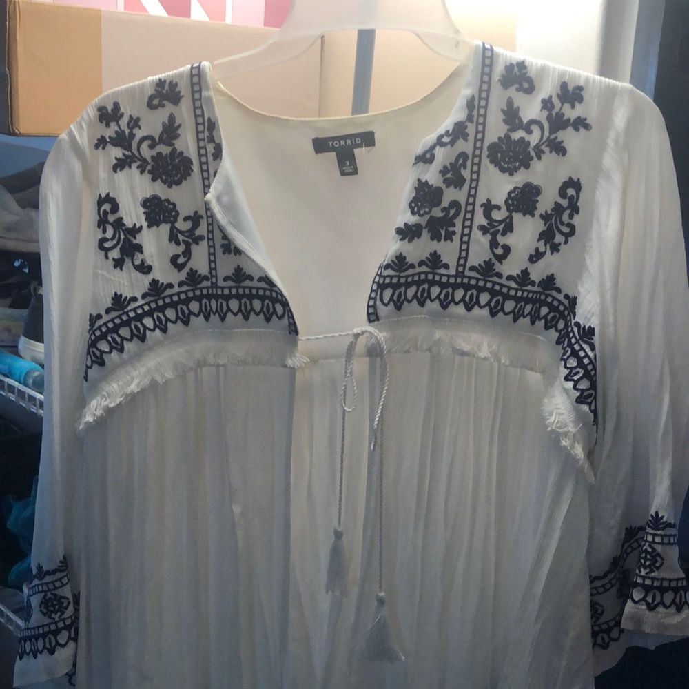 Torrid size 3 white and blue overlay top